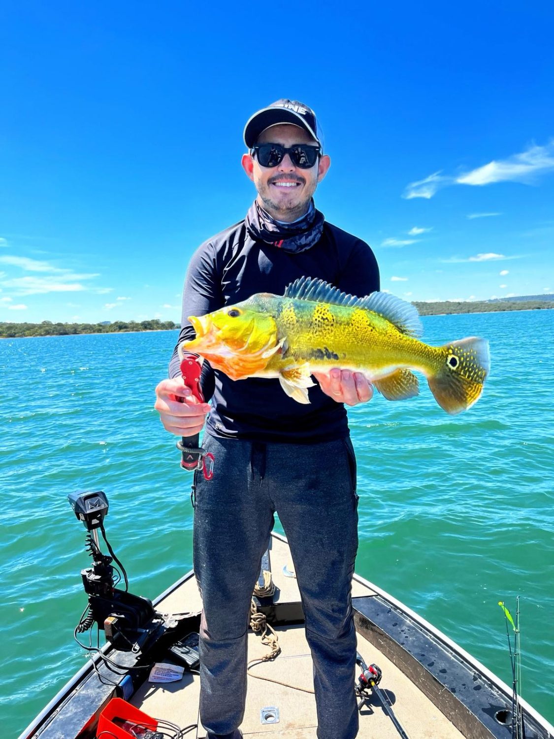 Pescador EcoHook com tucunaré no Lago Corumbá IV